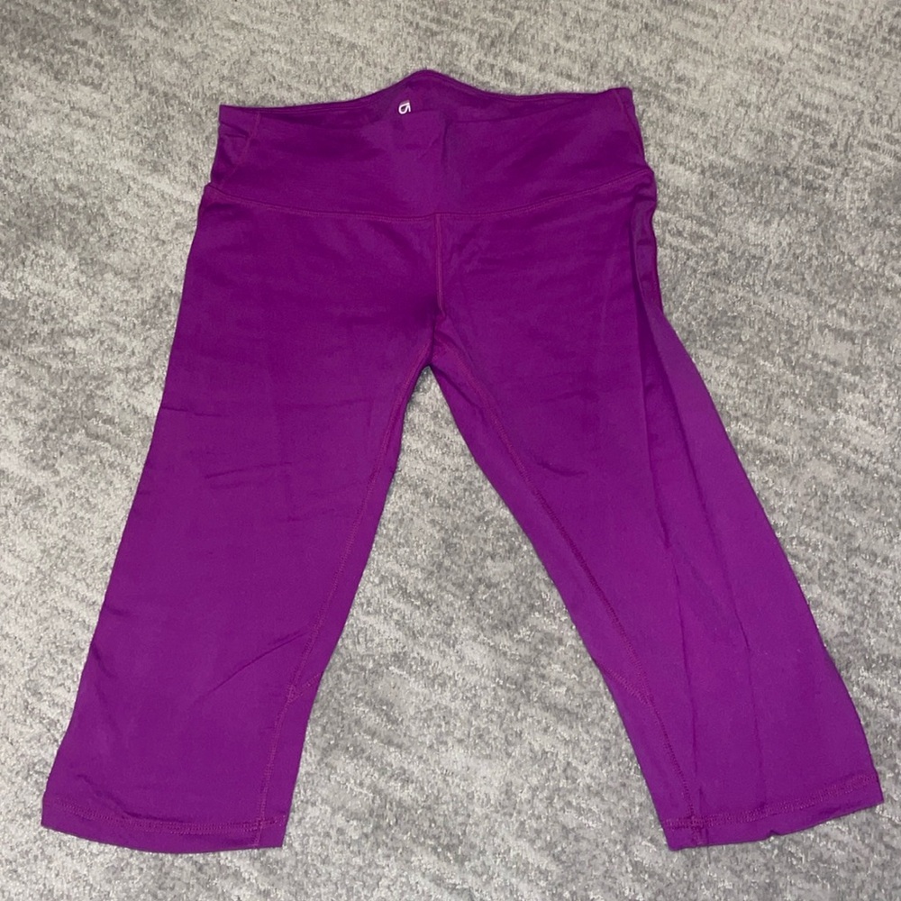PURPLE CAPRI YOGA PANTS! Size: MEDIUM! Perfect condition! Zip pocket in back!
